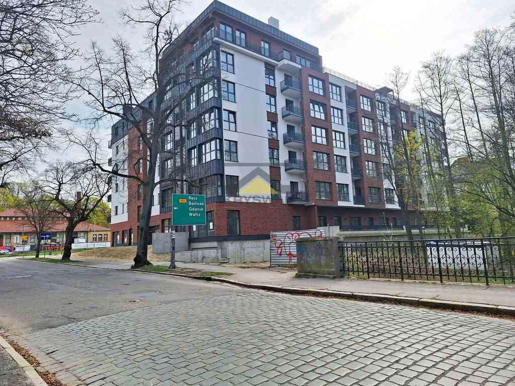 Mieszkanie z antresolą i balkonem w nowym bloku