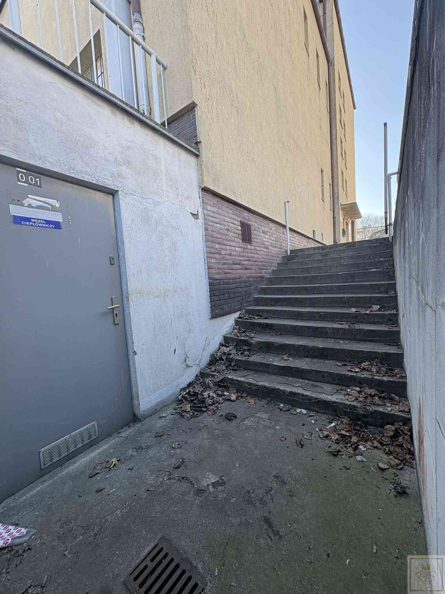Magazyn w przyziemiu z niezależnym wejściem 50 m od tramwaju !!!