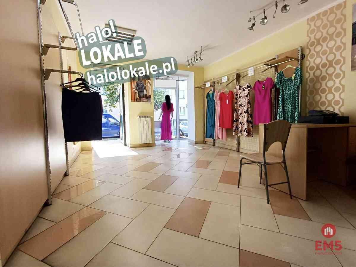 Lokal w sercu miasta z dużymi witrynami