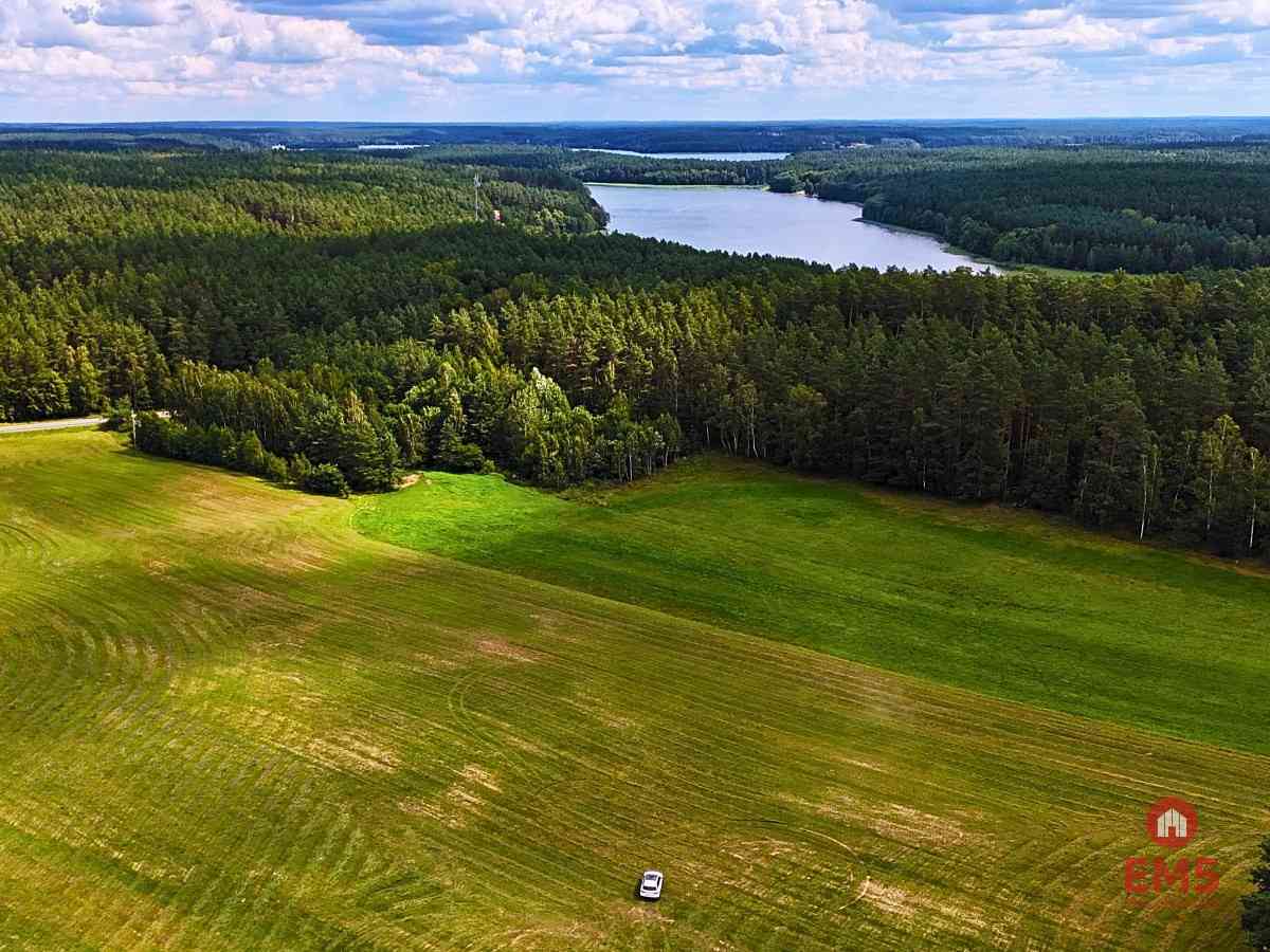 Działka budowlana w pobliżu jeziora.