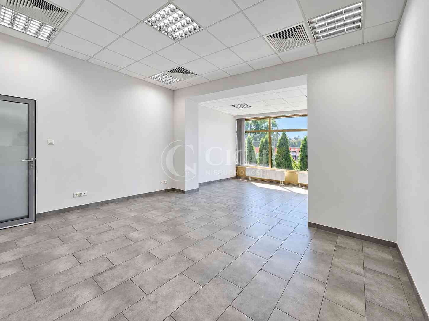 Lokal biurowy z przeszkleniami 38,6 m² | centrum Tarnowa | parter - zdjęcie 3