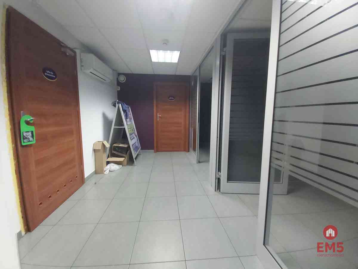 Lokal z witrynami w centrum miasta. - zdjęcie 3