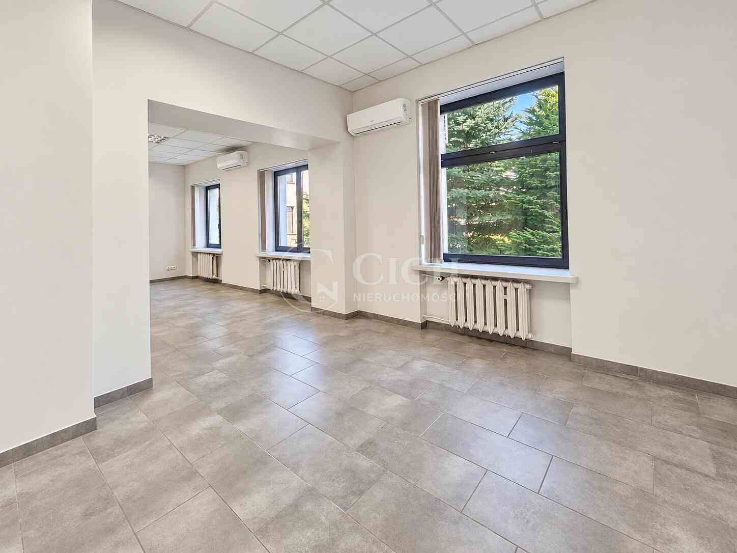 Lokal użytkowy na parterze z przeszkleniami do wynajęcia – Tarnów.