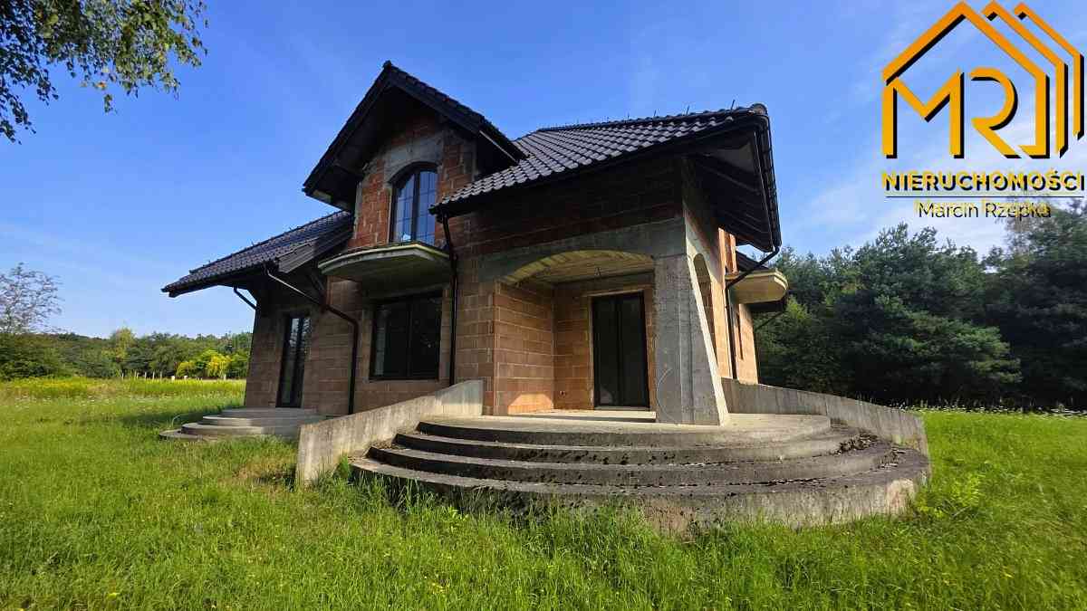 Dom jednorodzinny w stanie do wykończenia z dużą d