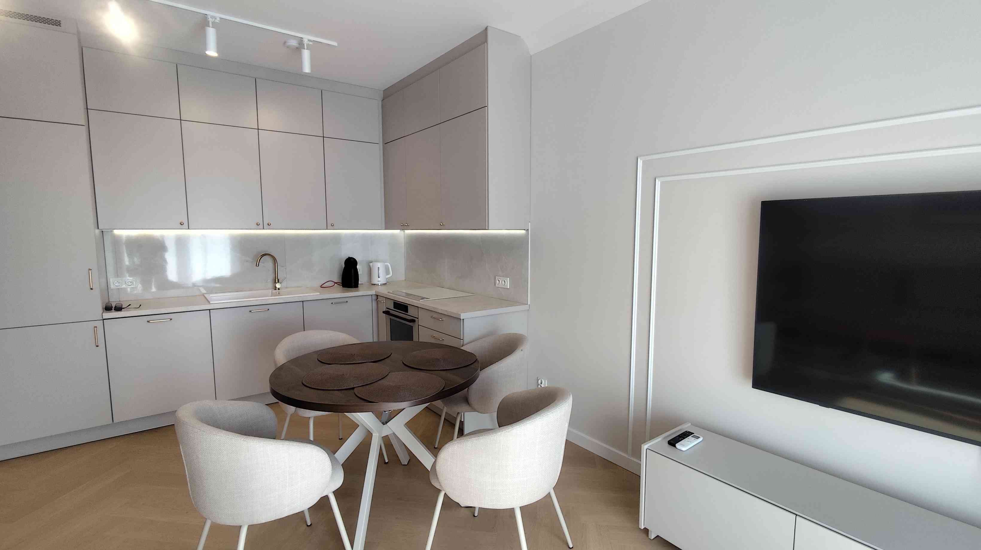 DO WYNAJĘCIA 3 pokoje balkon, klima PIERWSZY NAJEM - zdjęcie 3