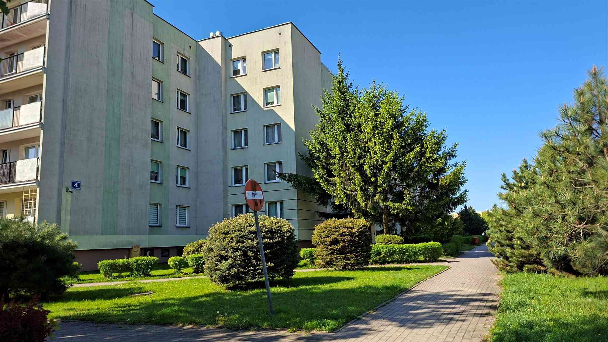 Czteropokojowe mieszkanie blisko szkoły - zdjęcie 9