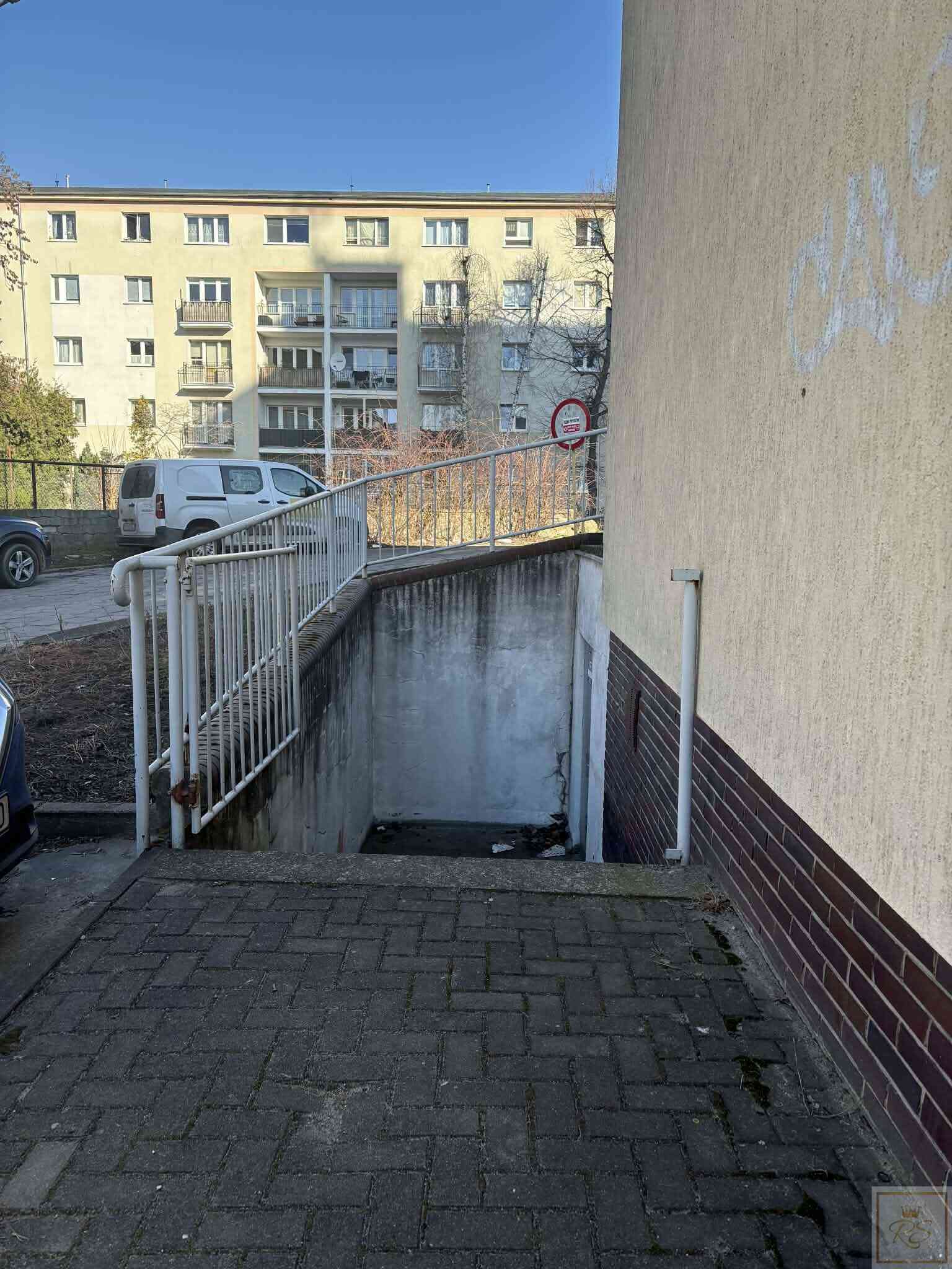 Magazyn w przyziemiu z niezależnym wejściem 50 m od tramwaju !!! - zdjęcie 2