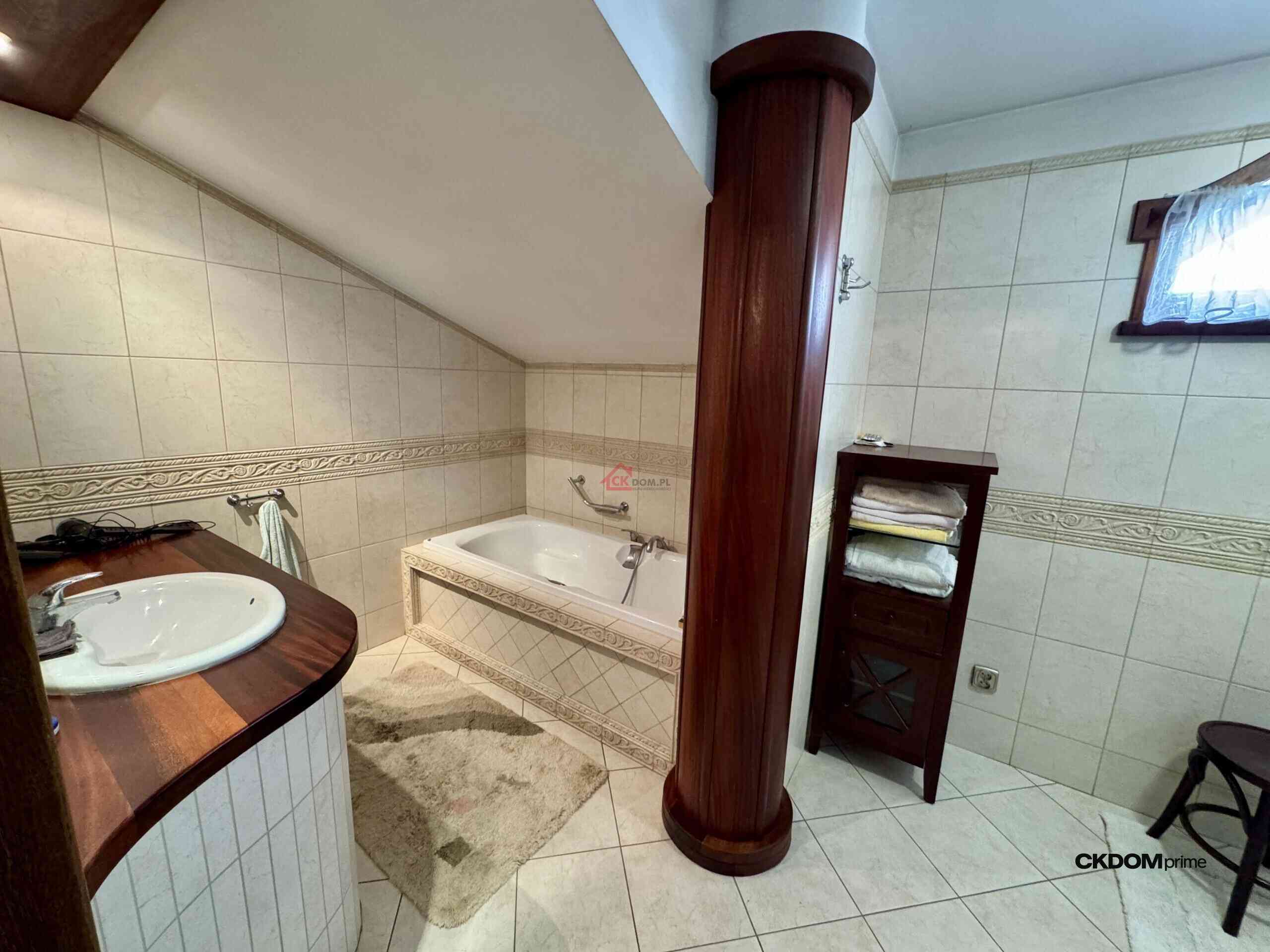 Przestronny dom 360 m² z ogrodem – Piękny ogród - zdjęcie 17