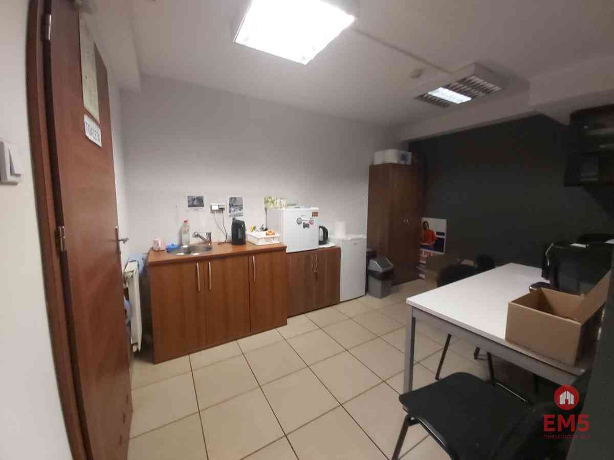 Lokal z witrynami w centrum miasta. - zdjęcie 4