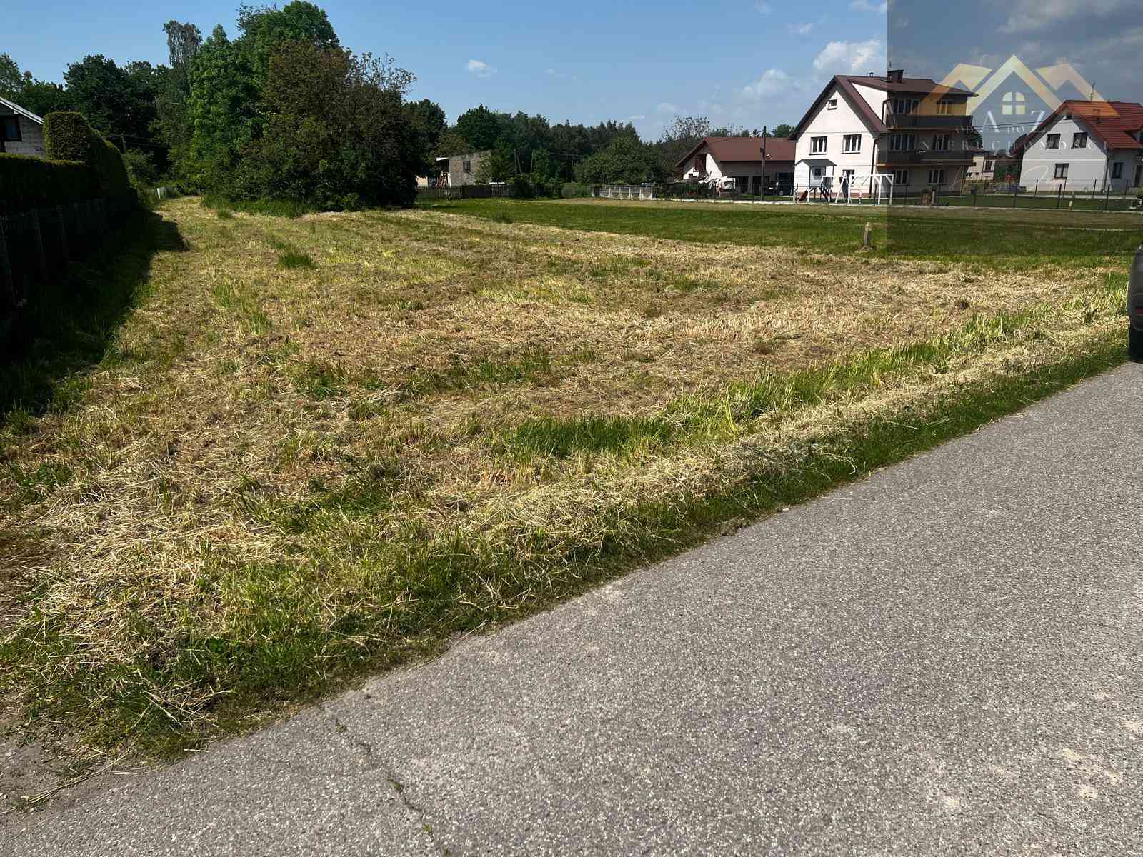 Działka budowlana z domem drewnianym - zdjęcie 2