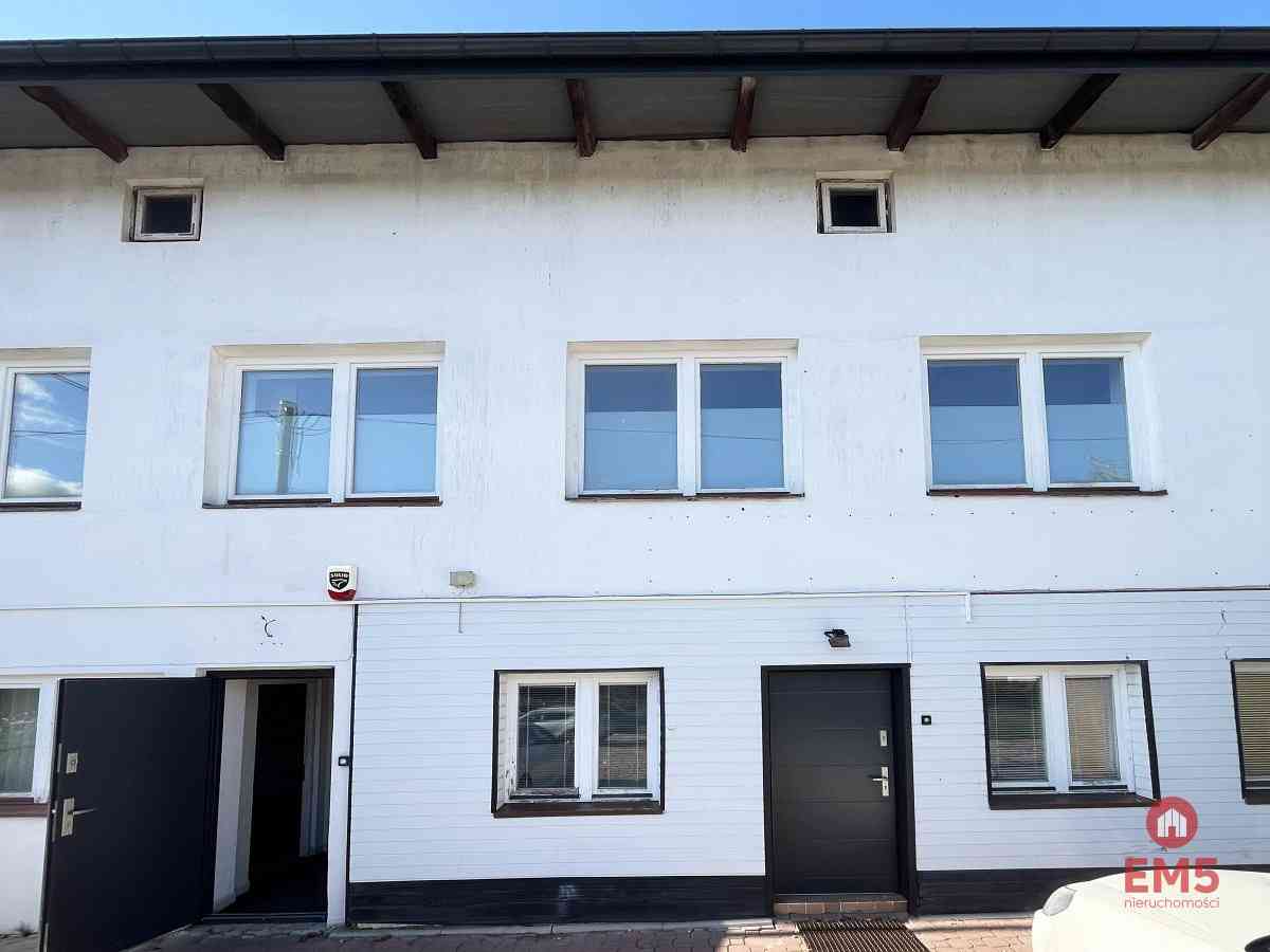 Budynek tuż pod miastem - zdjęcie 7