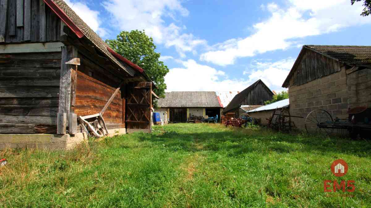 Działka z budynkami gospodarczymi