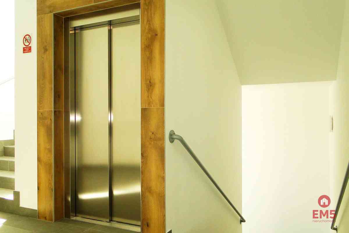 Budynek 1400 m2. Szkoła, fitness, gabinety - zdjęcie 9