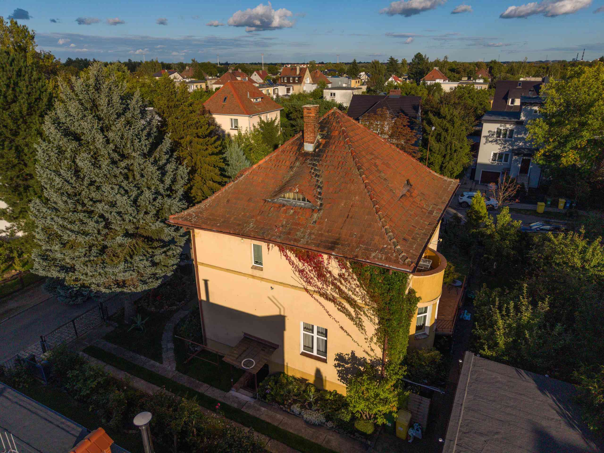 Klasyczna przedwojenna willa miejska z ogrodem