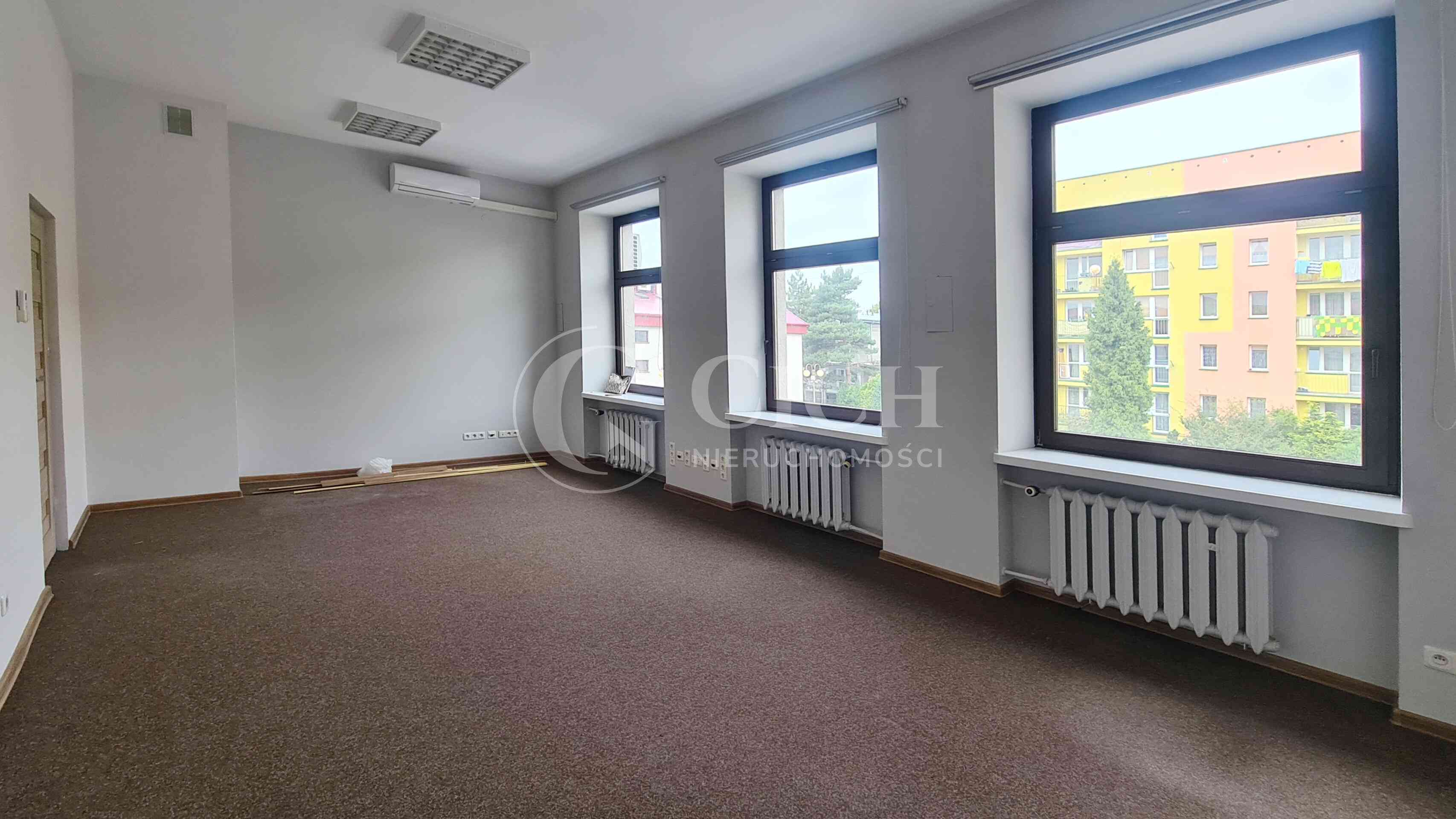 Lokal użytkowy na parterze z przeszkleniami do wynajęcia – Tarnów.