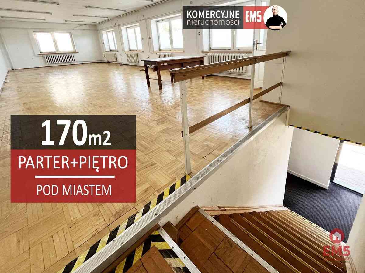 Budynek tuż pod miastem
