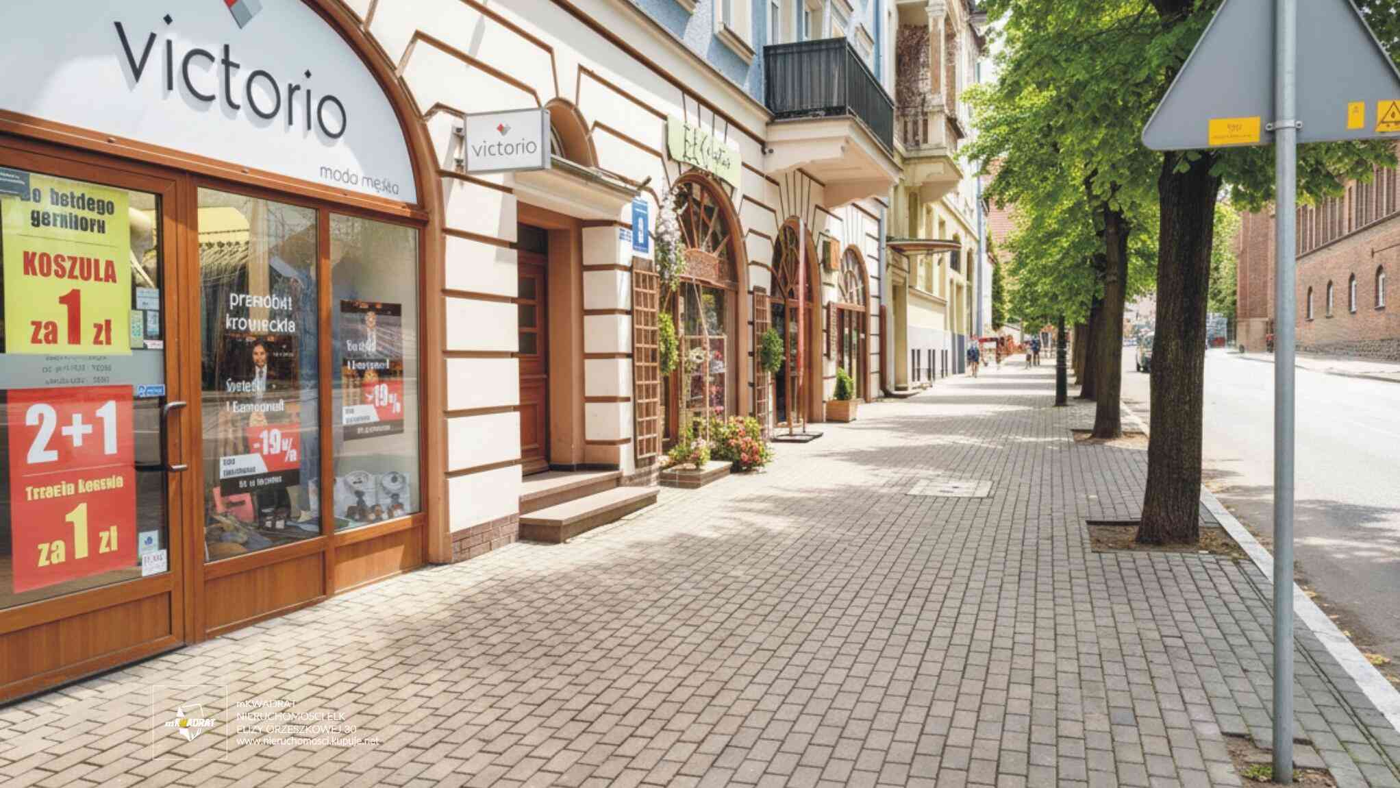 Lokal na parterze z możliwością przerobienia na mieszkanie.