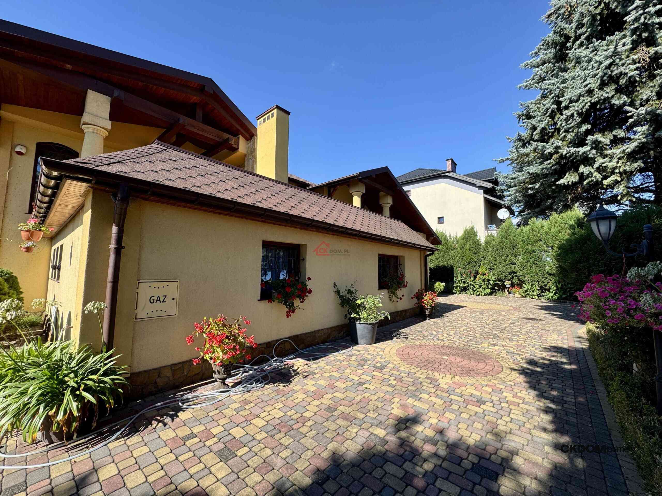 Przestronny dom 360 m² z ogrodem – Piękny ogród - zdjęcie 20