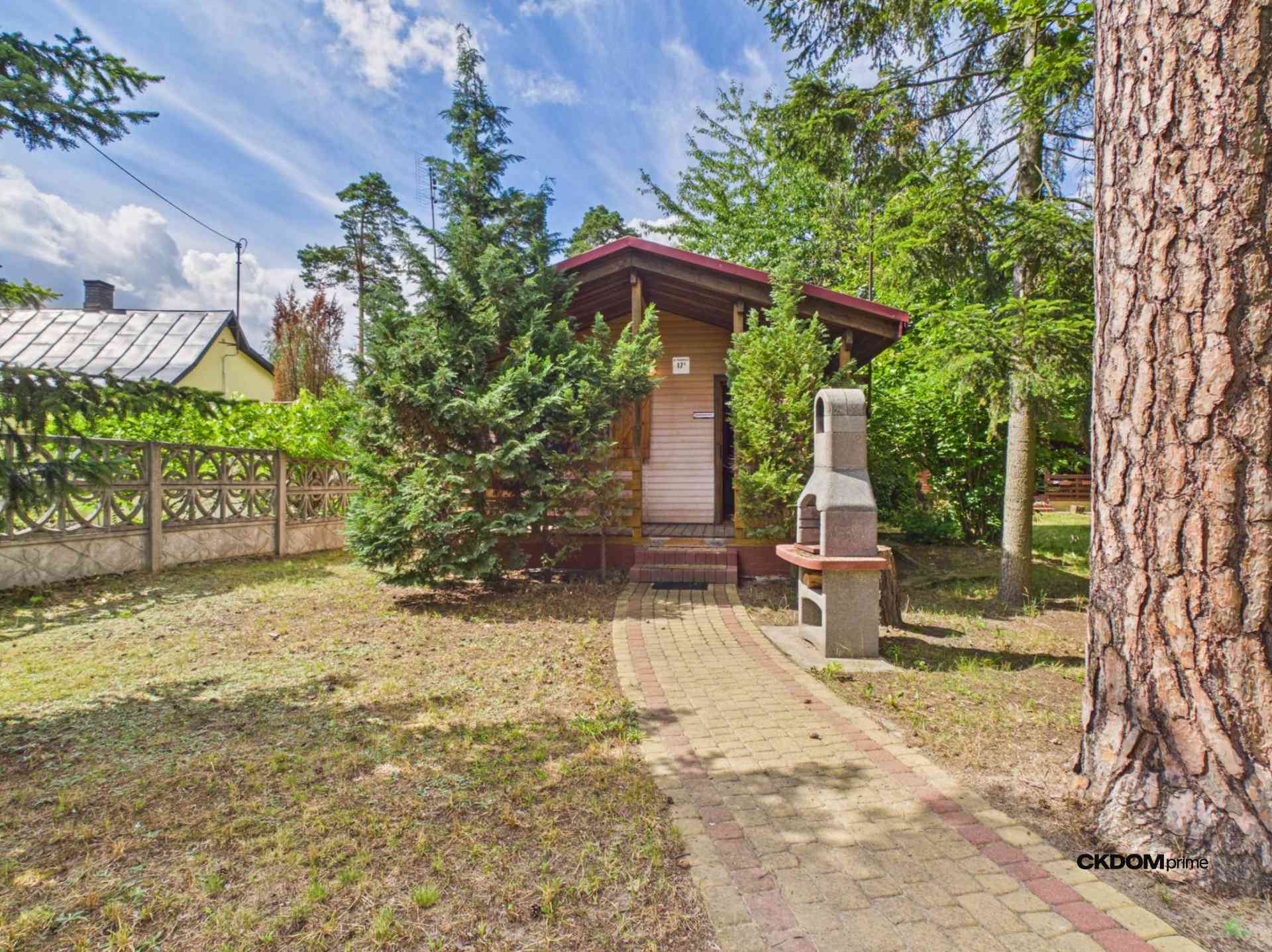 Urokliwa działka 530m2 z domkiem letniskowym w Garbatce-Letnisko