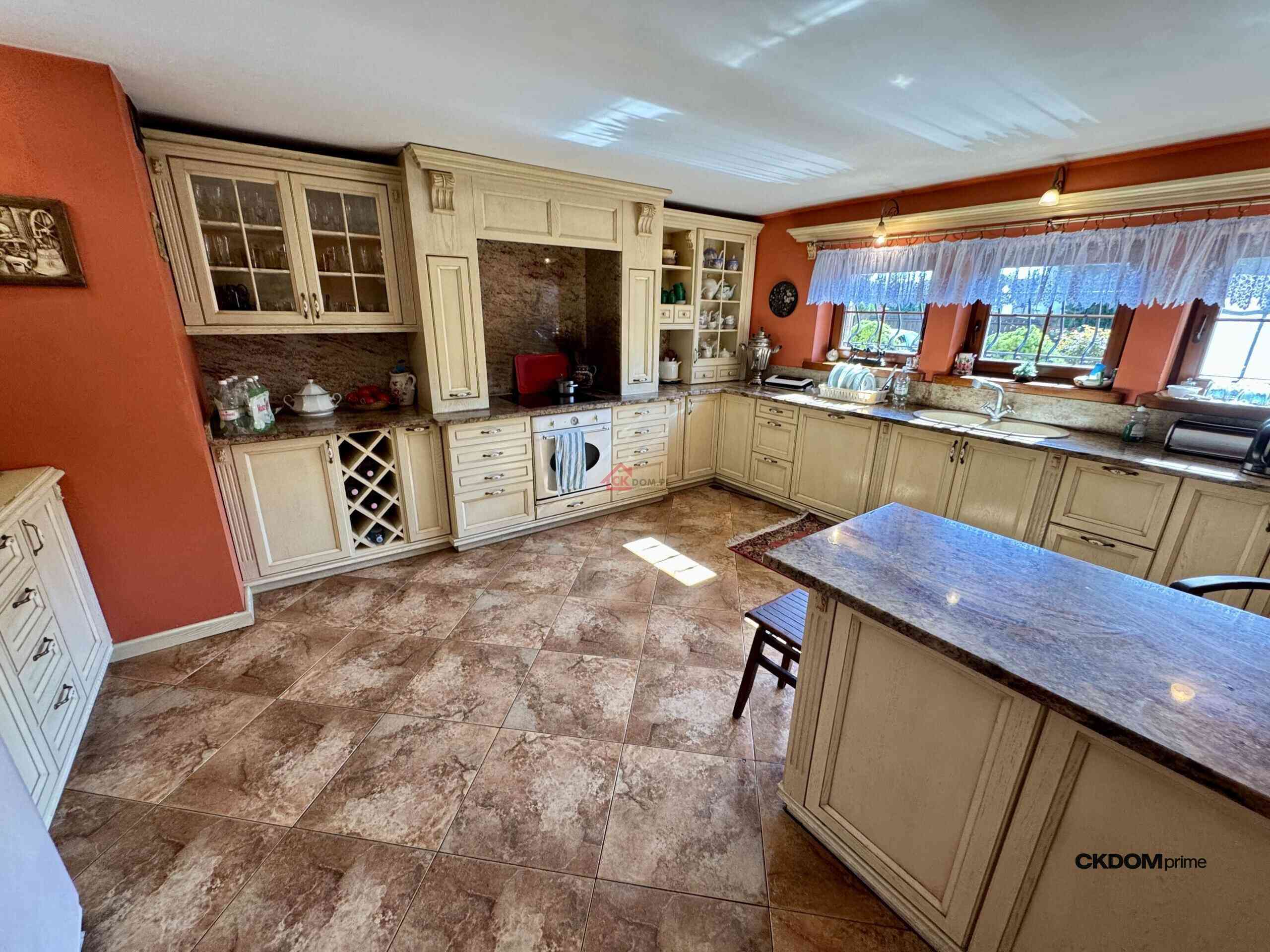Przestronny dom 360 m² z ogrodem – Piękny ogród - zdjęcie 10