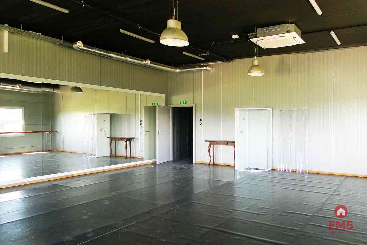 Budynek 1400 m2. Szkoła, fitness, gabinety - zdjęcie 2