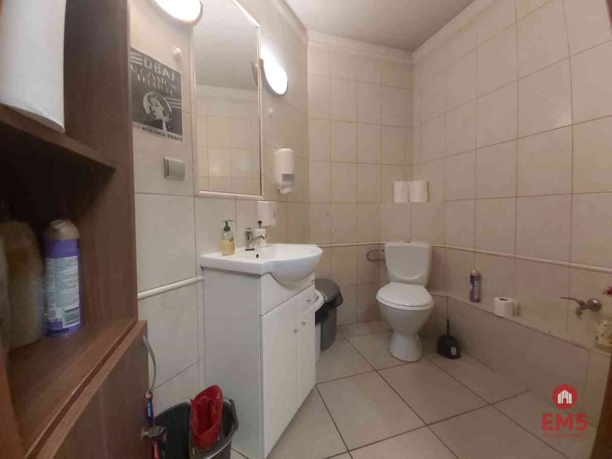 Lokal z witrynami w centrum miasta. - zdjęcie 5
