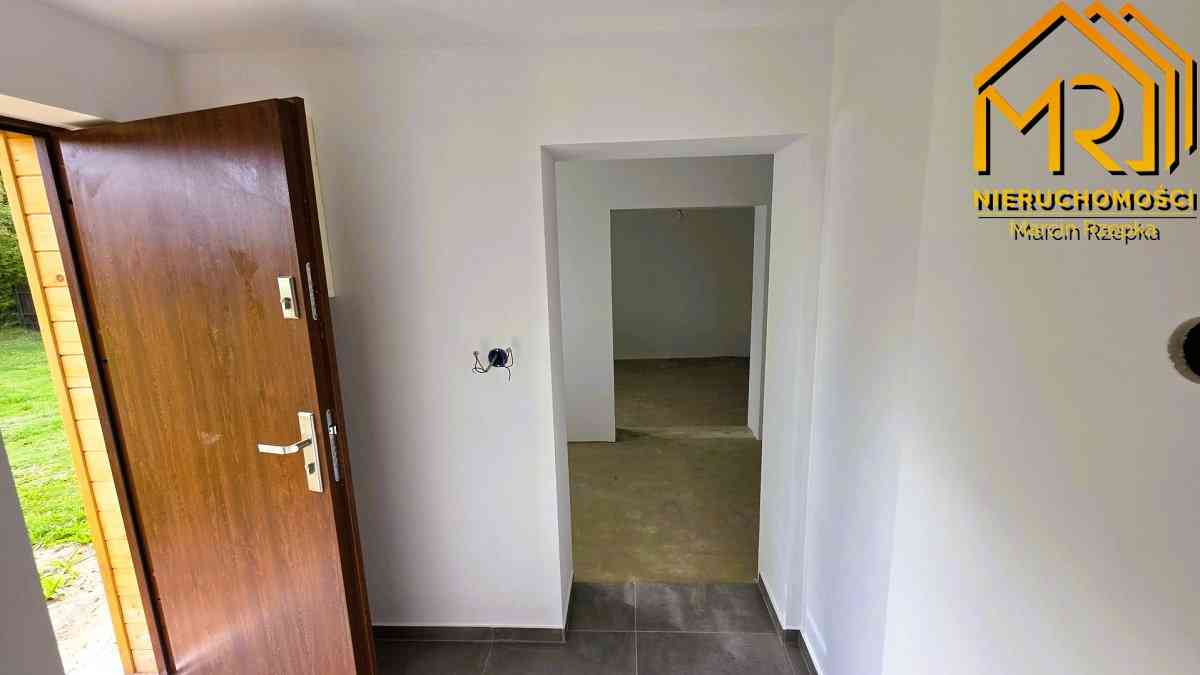 Drewniany dom na niespełna 0,20 ha – do zamieszkan - zdjęcie 10