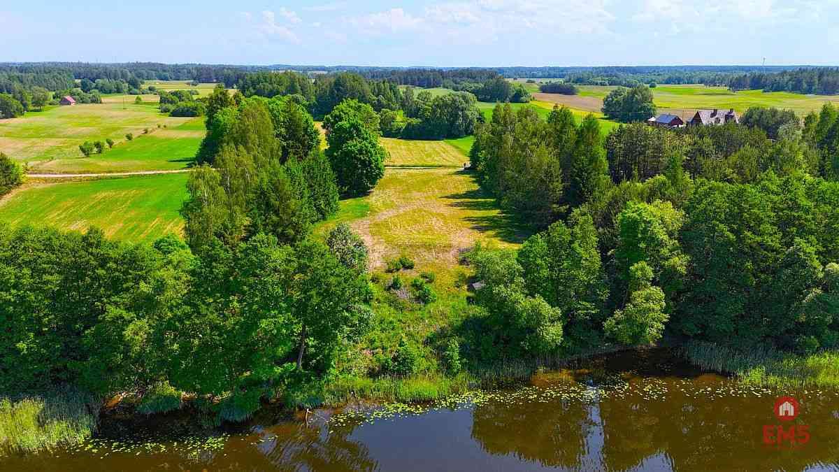 Działka nad jeziorem