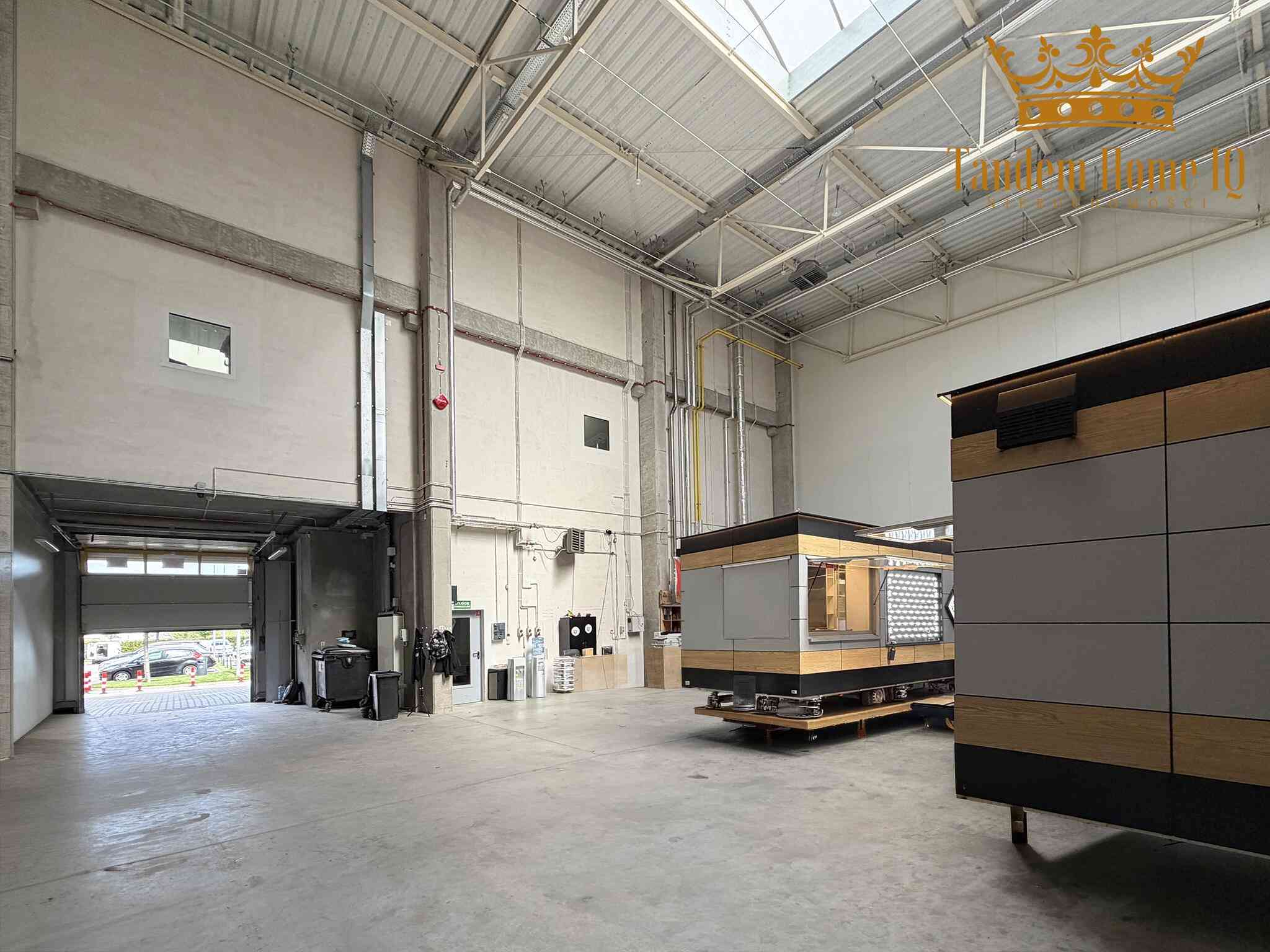 Na wynajem magazyn 435m2, biuro 170m2 w kompleksie biznesowym Włochy