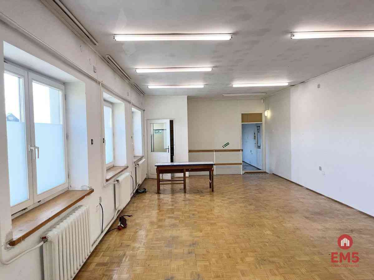 Budynek tuż pod miastem - zdjęcie 3