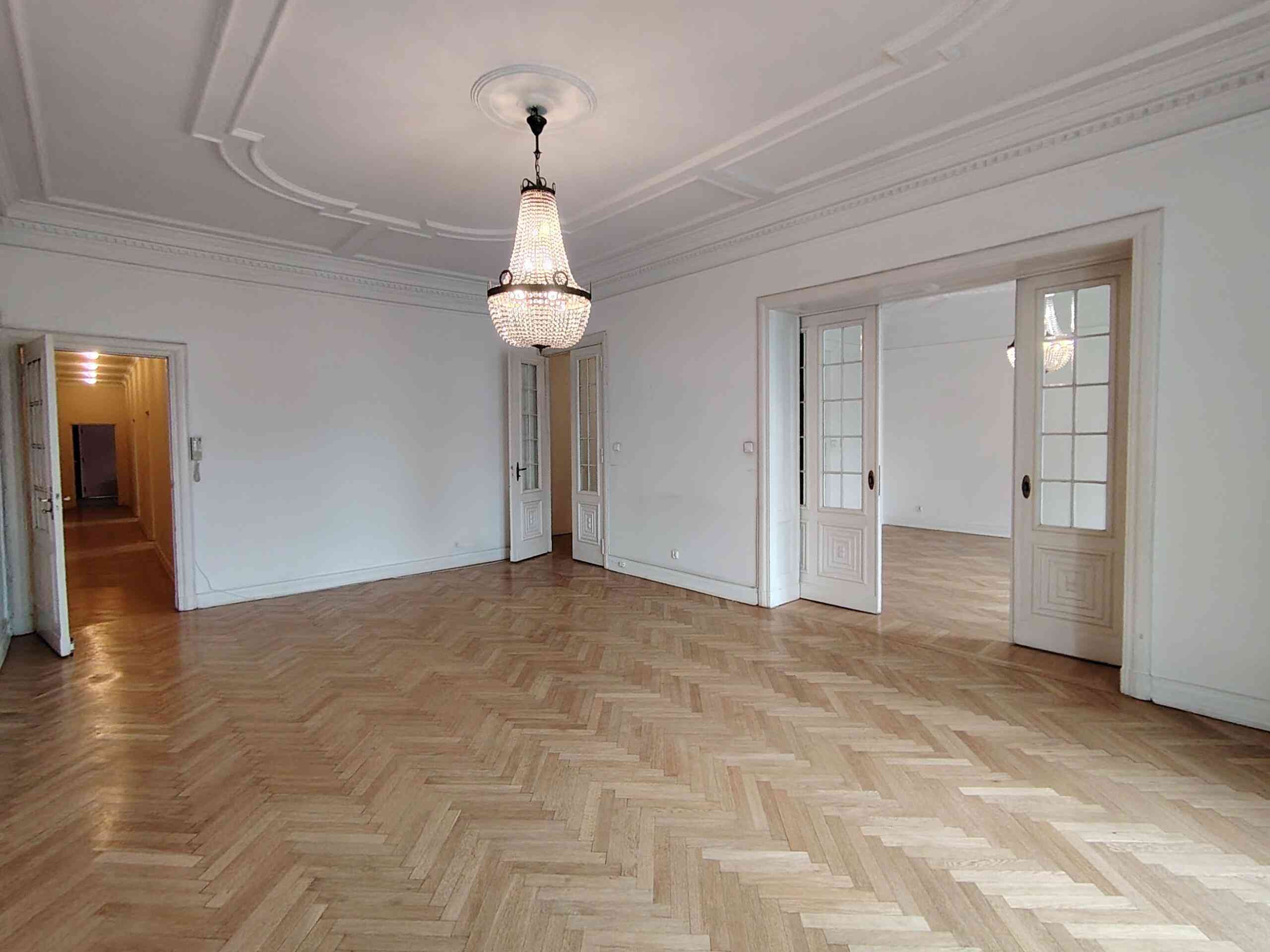 Na sprzedaż mieszkanie o pow. 198 m² w secesyjnej kamienicy z windą