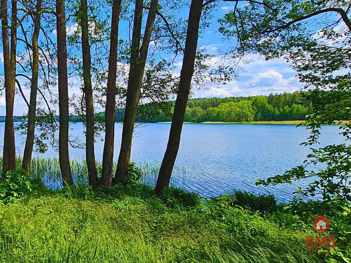 Działka budowlana z dostępem do jeziora.
