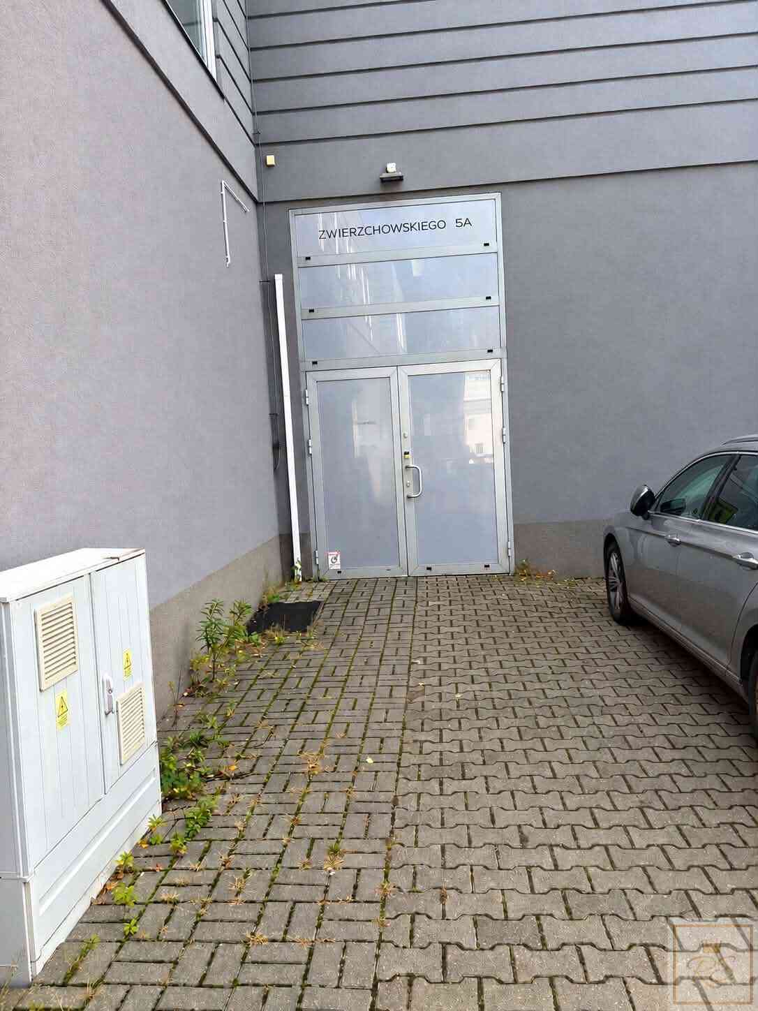 Jeden lokal - dwa wejścia i jedna brama wjazdowa - zdjęcie 2