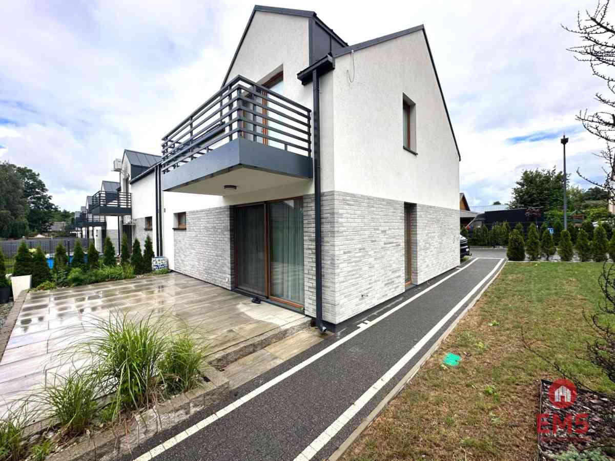 Bliźniak w Nowodworcach wykończony pod klucz