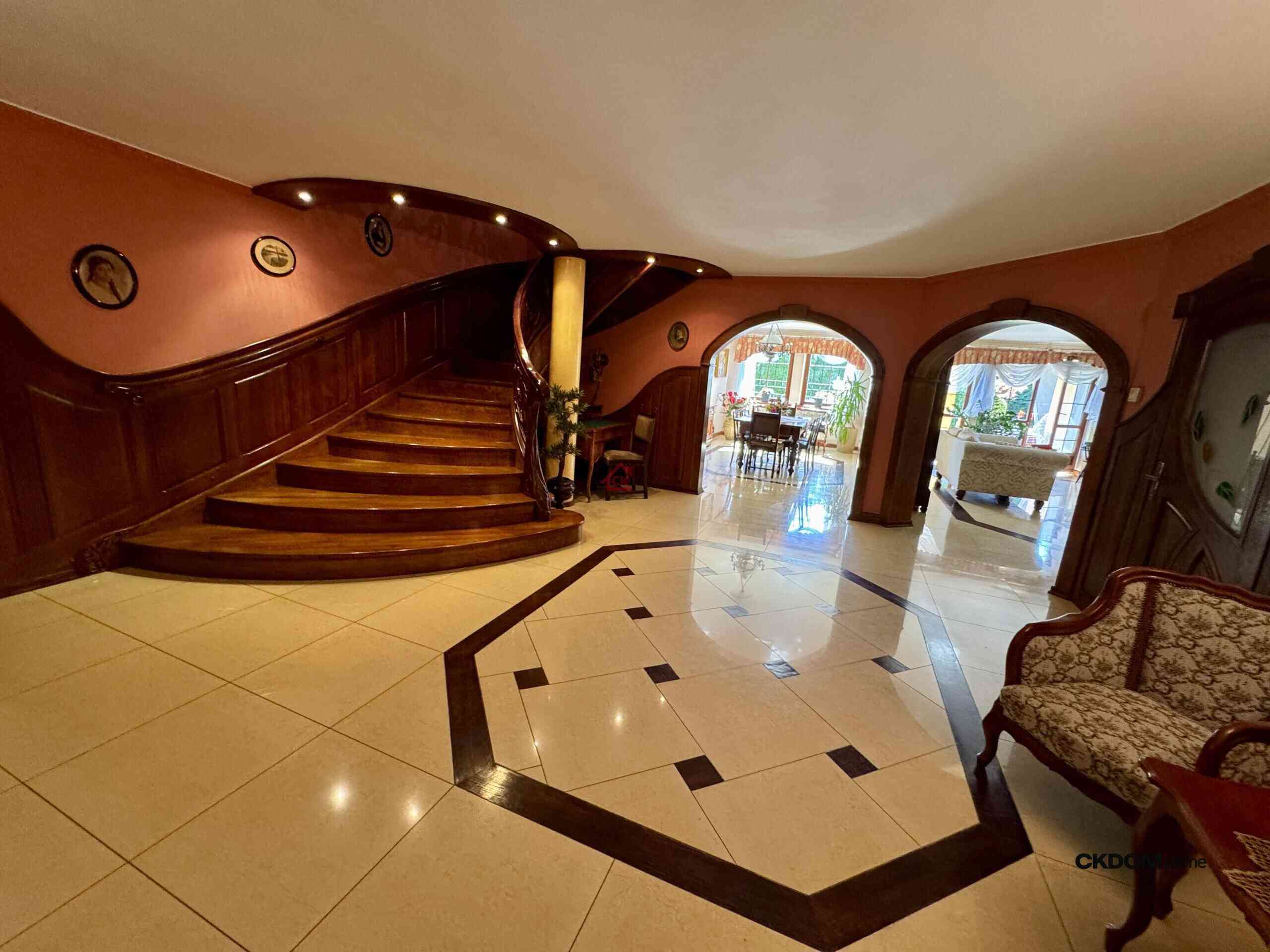 Przestronny dom 360 m² z ogrodem – Piękny ogród - zdjęcie 18