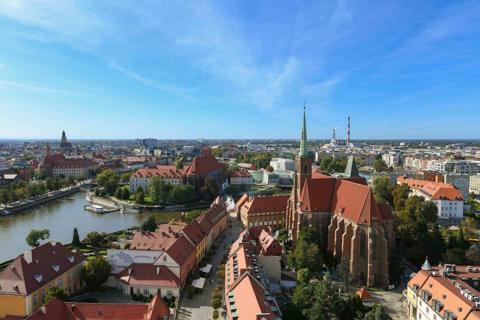 Nowe mieszkania w centrum Wrocławia a domy do remontu pod miastem